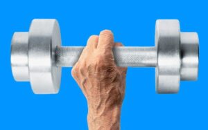 وزنه زدن حتی برای افراد بالای ۸۰ سال موجب عضله‌سازی و افزایش قدرت می‌شود