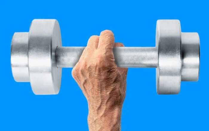 وزنه زدن حتی برای افراد بالای ۸۰ سال موجب عضله‌سازی و افزایش قدرت می‌شود