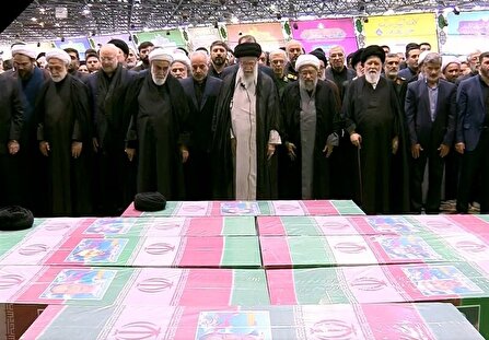 رهبر معظم انقلاب بر پیکر رئیس‌جمهور شهید و همراهان ایشان نماز اقامه کردند