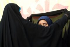 پاسخ زن تازه‌مسلمان “آمریکایی” به اشکال یک “ایرانی” درباره حجاب