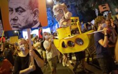 معترضین با مشعل به در خانه نتانیاهو رفتند