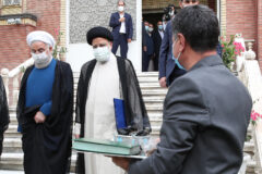 روحانی دفتر رئیس جمهور را تحویل رئیسی داد +فیلم
