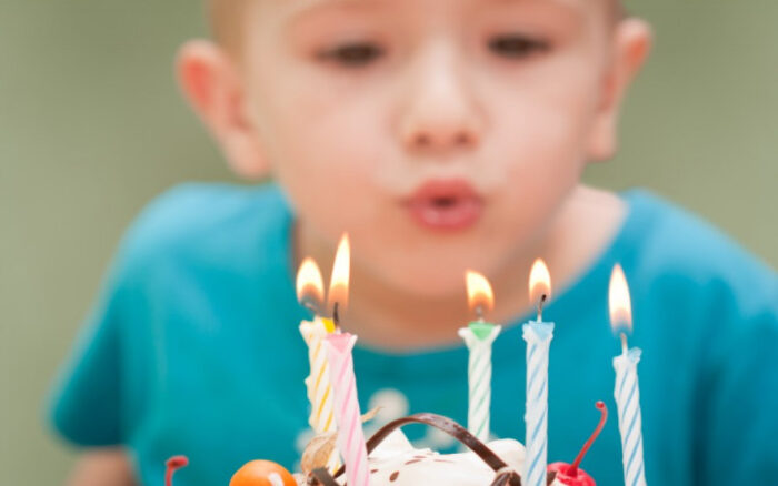 چرا در تولدها کیک می خوریم و شمع فوت می کنیم؟