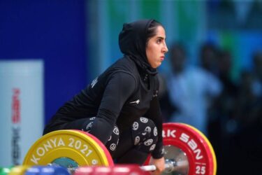 سیده الهام حسینی اولین مدال طلای تاریخ وزنه‌برداری زنان ایران را کسب کرد + ویدیو