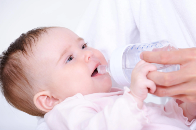 هشدار به والدین: آب دادن به نوزاد شیرخوار ممنوع؛ حتی در اوج گرما!