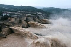 لحظه فروریختن سد و جاری شدن سیل در ژنگژو چین (فیلم)